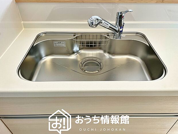 【浄水器内臓ハンドシャワー付シンク】広々とした凸型シンクに洗剤ポケットを標準装備。すっきり収納できます。
また、蛇口の先端に浄水器を内蔵しているため場所をとりません。
