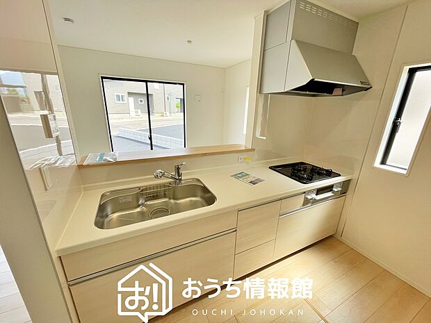 【現地写真（キッチン）】収納たっぷりのシステムキッチン、浄水器付水栓を標準装備しています。