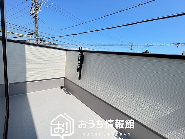 【バルコニー】奥行きが広く、洗濯物をゆったりと干せる十分な広さで、家族の洗濯も捗ります。