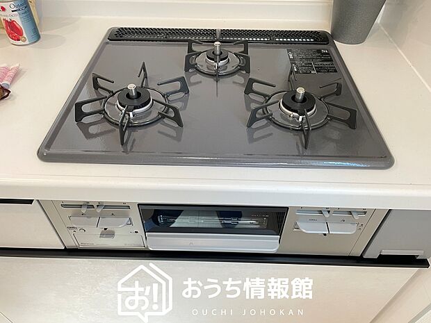 【ビルトインコンロ】フラットな構造で清掃性が高く、過熱防止センサー付３口タイプで日頃の家事も快適です。