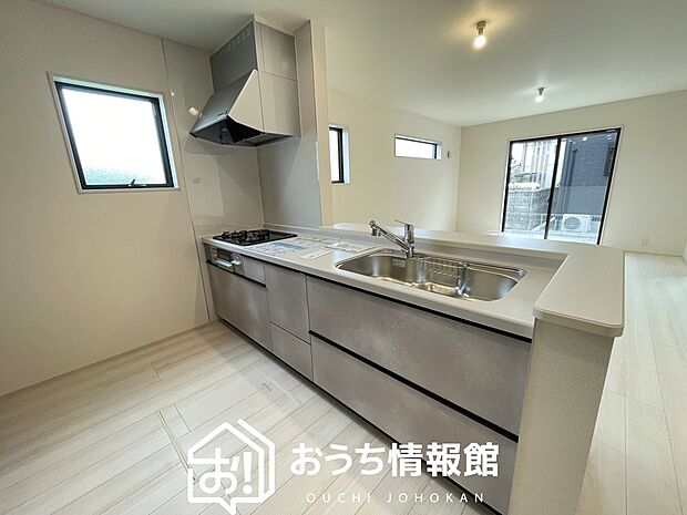 【現地写真（キッチン）】収納たっぷりのシステムキッチン、浄水器付水栓を標準装備しています。