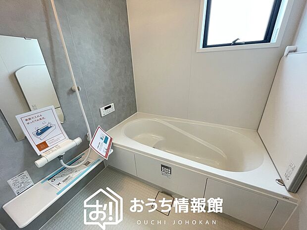 【現地写真（浴室）】浴室暖房乾燥機付き。１坪タイプで広々です。