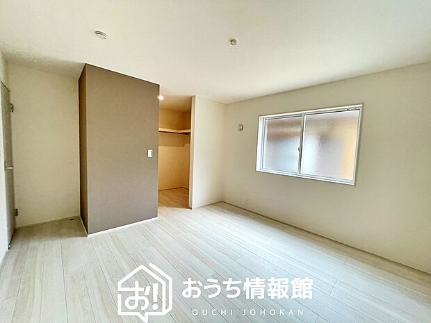 【現地写真（寝室）】木目の美しさを際立たせるシンプルデザインの建具を使用しています。