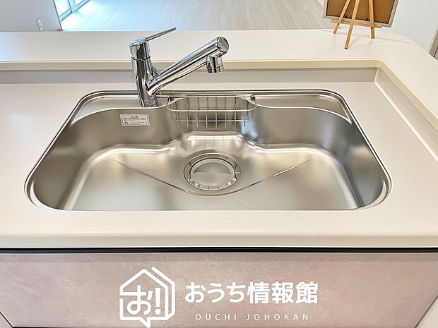 【浄水器内臓型ハンドシャワー付シンク】傷や汚れが付きにくい静音仕様の全面エンボス加工シンク。
また、蛇口の先端に浄水器を内蔵。浄水シャワーが使える毎分4リットルのたっぷり浄水。
