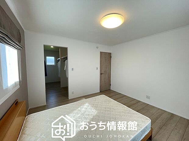 【現地写真（寝室）】木目の美しさを際立たせるシンプルデザインの建具を使用しています。