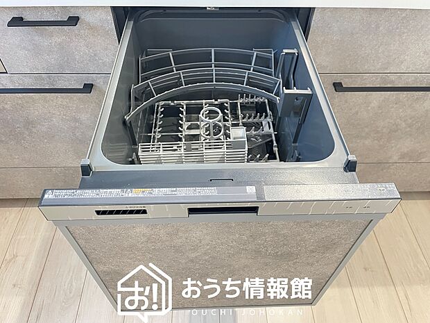 【食器洗い乾燥機】食後の時間にゆとりを与えてくれる食器洗い乾燥機。
操作ボタンも上面にあるので、腰をかがめずに操作ができラクラクです。
