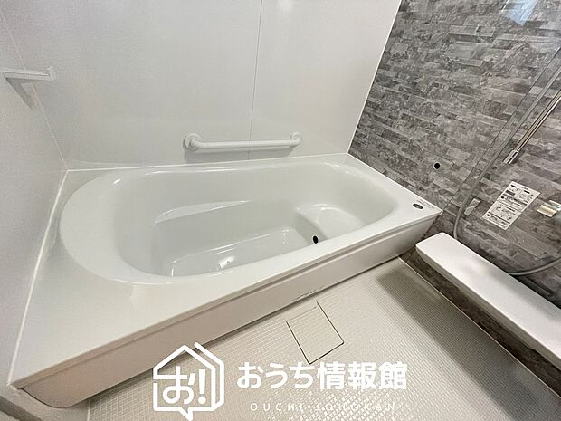 【現地写真（浴室）】浴室暖房乾燥機付き。１坪タイプで広々です。