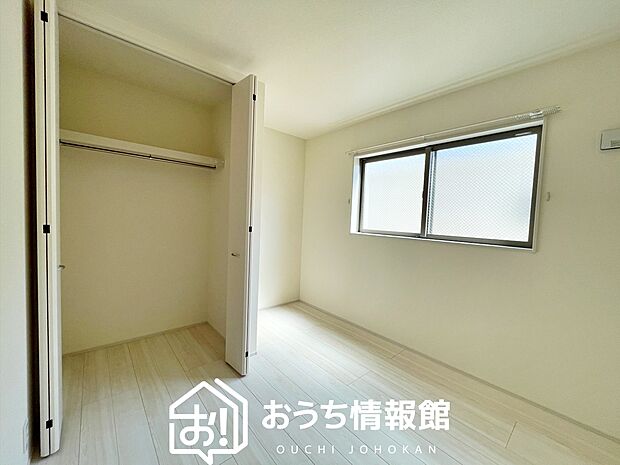 【現地写真（洋室）】木目の美しさを際立たせるシンプルデザインの建具を使用しています。