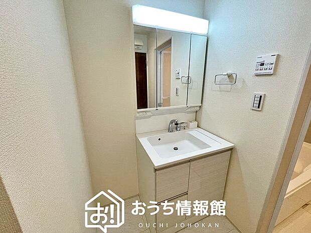 【洗面台・洗面所】鏡の両サイドは、必要なものを取出しやすく、大きな鏡面で朝の準備も快適。
使いやすいリフトアップ機能付きのシングルレバーシャワー水栓付です。