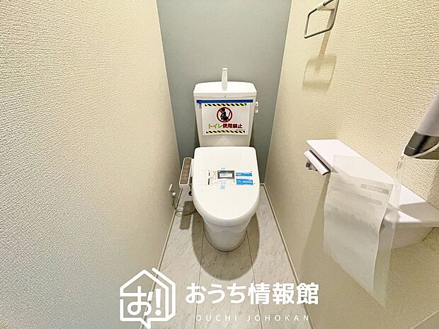 【トイレ】汚れてもサッとひと拭きでお手入れ簡単、エコ仕様の温水洗浄便座付きのトイレです。
バリアフリーにも配慮しています。