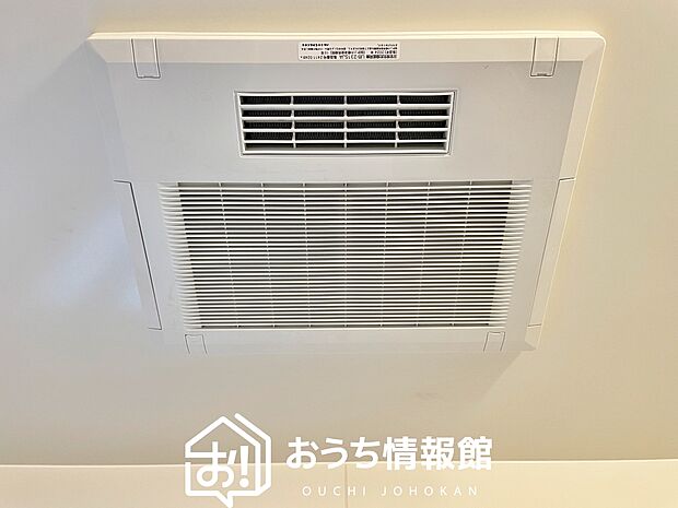 【電気式浴室暖房換気乾燥機】寒い冬場はあたたかく、暑い夏場は扇風機のような心地よさです。
雨の日は、浴室が衣類乾燥スペースになります。