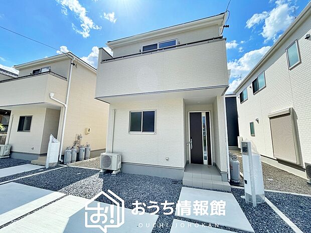 【現地写真（外観）【５号地】】軽くて火災に強い屋根材を採用し、地震時の建物への負担や揺れを軽減しています。