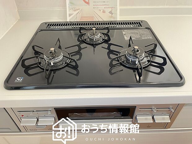 【ビルトインコンロ】フラットな構造で清掃性が高く、過熱防止センサー付3口タイプで日頃の家事も快適です。