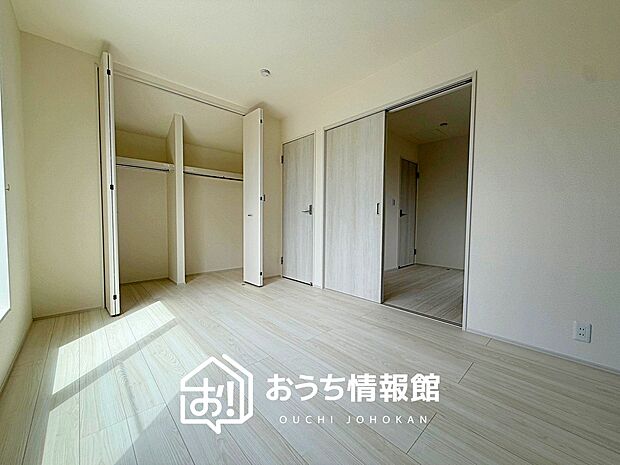 【現地写真（寝室）】木目の美しさを際立たせるシンプルデザインの建具を使用しています。