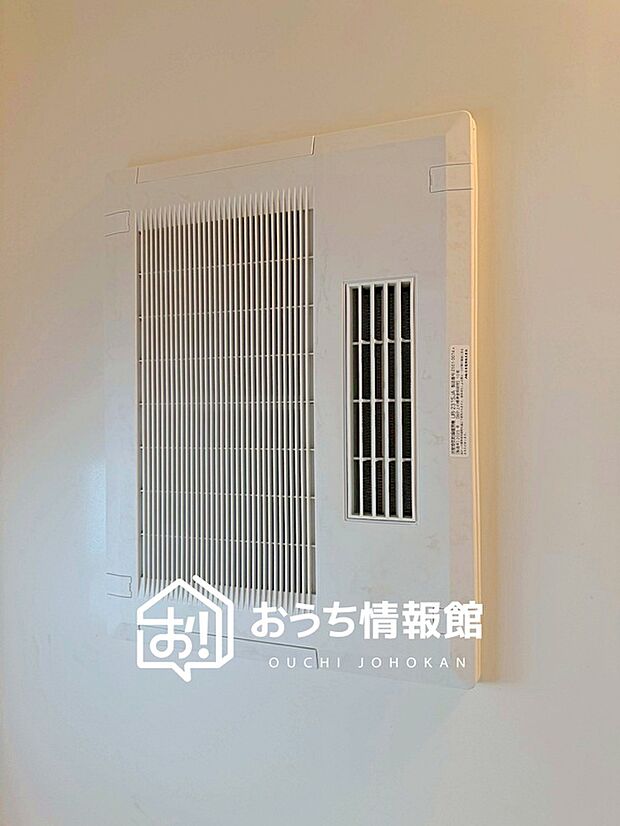 【電気式浴室暖房換気乾燥機】寒い冬場はあたたかく、暑い夏場は扇風機のような心地よさです。
雨の日は、浴室が衣類乾燥スペースになります。
