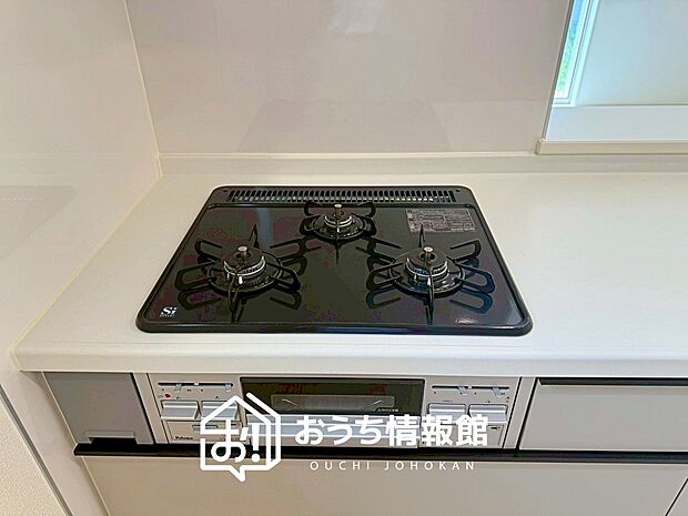 【ビルトインコンロ】フラットな構造で清掃性が高く、過熱防止センサー付３口タイプで日頃の家事も快適です。