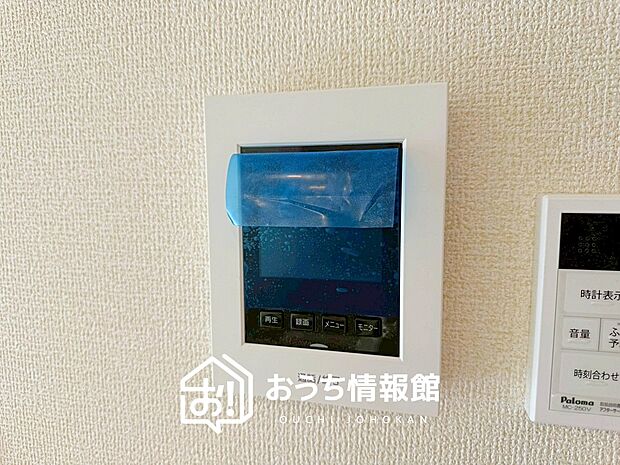 【TVモニター付インターホン】録画機能付きで、自動録画のほか、手動録画もできます。
受話、呼出音量の調整、明るさ調整が可能です。また、来訪者をズーム機能でズームアップして確認できます。