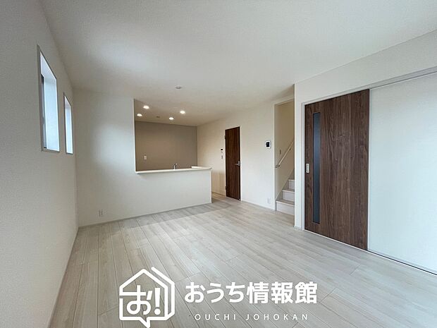 【現地写真(リビング)】フローリング材には、木目、色調など木材特有の風合いがあり、ナチュラルな美しさになっています。