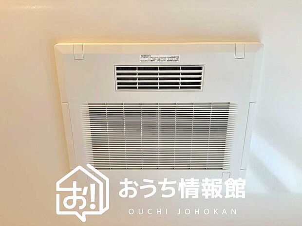 【電気式浴室暖房換気乾燥機】寒い冬場はあたたかく、暑い夏場は扇風機のような心地よさです。
雨の日は、浴室が衣類乾燥スペースになります。
