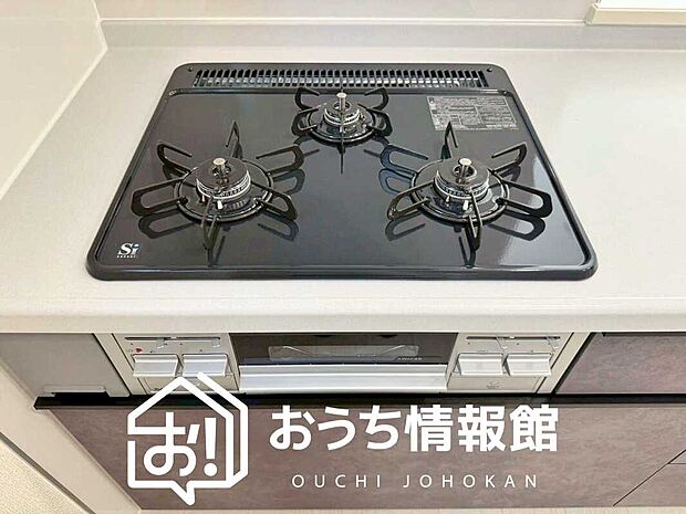 【ビルトインコンロ】フラットな構造で清掃性が高く、過熱防止センサー付３口タイプで日頃の家事も快適です。