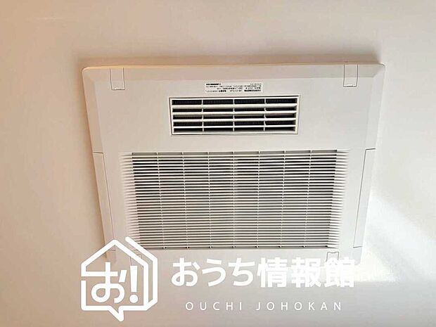 【電気式浴室暖房換気乾燥機】寒い冬場はあたたかく、暑い夏場は扇風機のような心地よさです。
雨の日は、浴室が衣類乾燥スペースになります。

