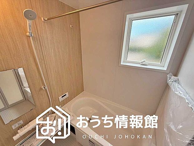 【現地写真（浴室）】浴室暖房乾燥機付き。１坪タイプで広々です。