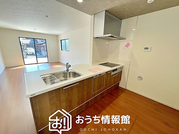 【現地写真（キッチン）】収納たっぷりのシステムキッチン、浄水器付水栓を標準装備しています。