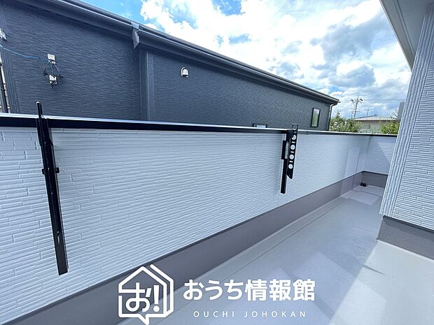 【バルコニー】奥行きが広く、洗濯物をゆったりと干せる十分な広さで、家族の洗濯も捗ります。