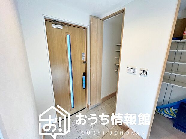 【現地写真（玄関）】玄関には、大型のシューズ収納を設置しています。