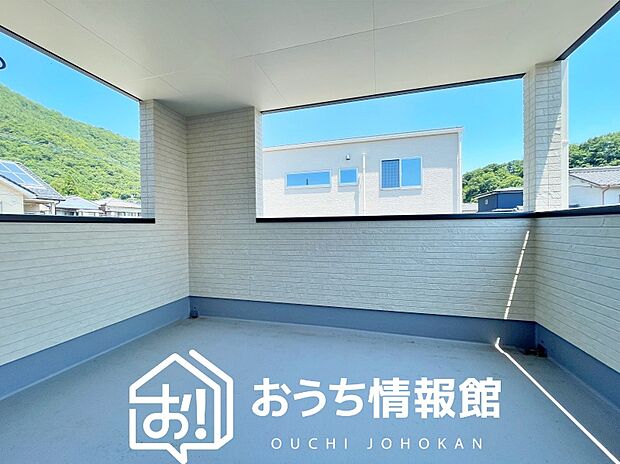 【バルコニー】奥行きが広く、洗濯物をゆったりと干せる十分な広さで、家族の洗濯も捗ります。