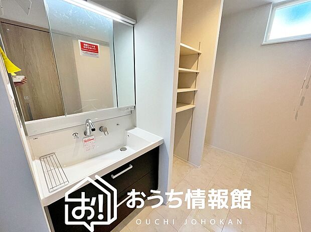 【洗面台・洗面所】鏡の両サイドは、必要なものを取出しやすく、大きな鏡面で朝の準備も快適。
使いやすいリフトアップ機能付きのシングルレバーシャワー水栓付です。