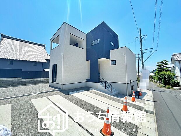 【現地写真（街並み）】雨で汚れを落とし、耐久性・耐候性に優れた外壁を使用しています。