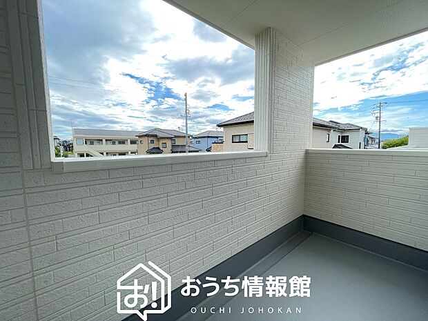 【バルコニー】奥行きが広く、洗濯物をゆったりと干せる十分な広さで、家族の洗濯も捗ります。