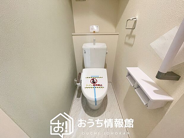 【トイレ】汚れてもサッとひと拭きでお手入れ簡単、エコ仕様の温水洗浄便座付きのトイレです。
バリアフリーにも配慮しています。
