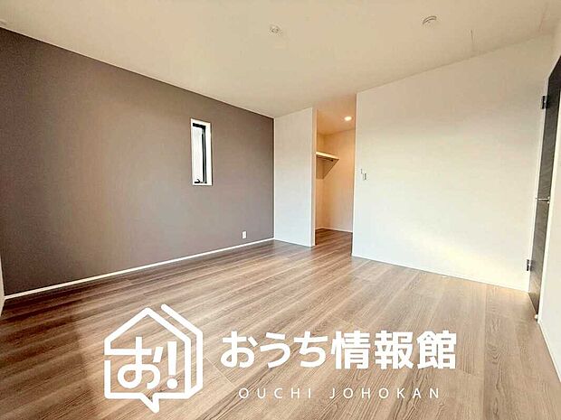 【現地写真（寝室）】木目の美しさを際立たせるシンプルデザインの建具を使用しています。