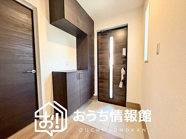 【現地写真（玄関）】玄関には、大型のシューズ収納を設置しています。