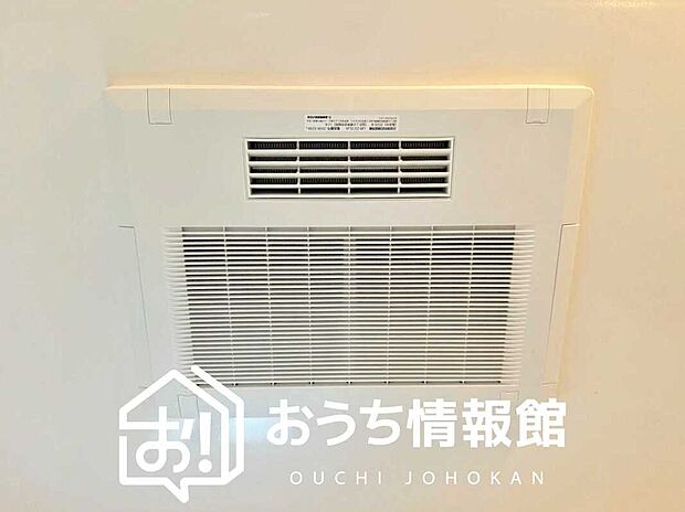 【電気式浴室暖房換気乾燥機】寒い冬場はあたたかく、暑い夏場は扇風機のような心地よさです。
雨の日は、浴室が衣類乾燥スペースになります。
