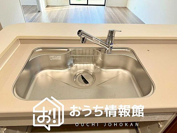 【浄水器内臓型ハンドシャワー付シンク】傷や汚れが付きにくい静音仕様の全面エンボス加工シンク。
また、蛇口の先端に浄水器を内蔵。浄水シャワーが使える毎分4リットルのたっぷり浄水。
