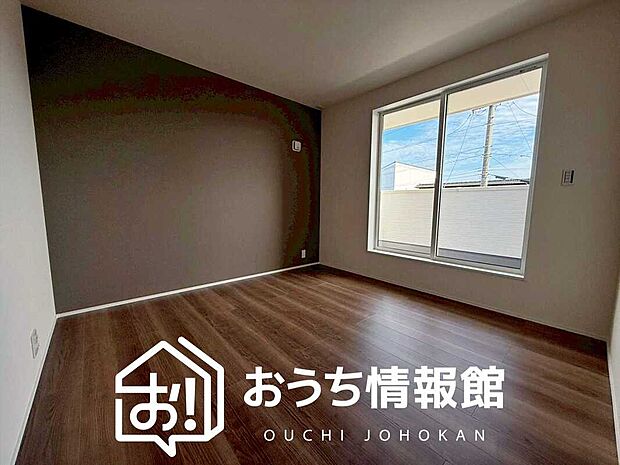 【現地写真（寝室）】木目の美しさを際立たせるシンプルデザインの建具を使用しています。
