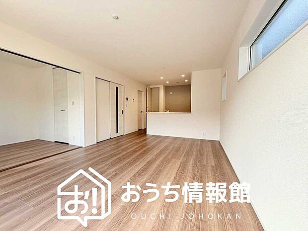 【現地写真（リビング）】フローリング材には、木目、色調など木材特有の風合いがあり、ナチュラルな美しさになっています。