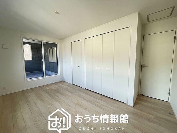 【現地写真（寝室）】木目の美しさを際立たせるシンプルデザインの建具を使用しています。