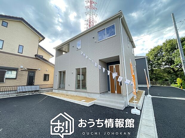 【現地写真（外観）【２号地】】軽くて火災に強い屋根材を採用し、地震時の建物への負担や揺れを軽減しています。