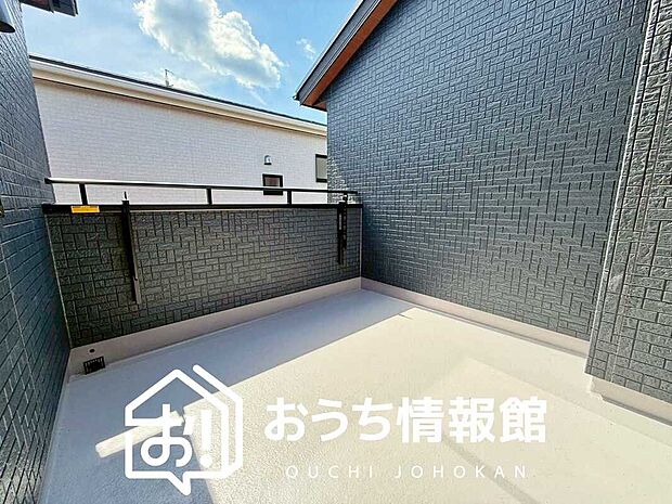 【バルコニー】奥行きが広く、洗濯物をゆったりと干せる十分な広さで、家族の洗濯も捗ります。
