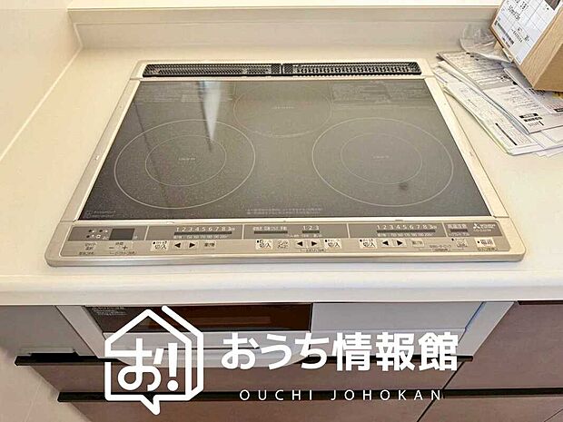 【ビルトインコンロ】フラットな構造で清掃性が高く、過熱防止センサー付３口タイプで日頃の家事も快適です。