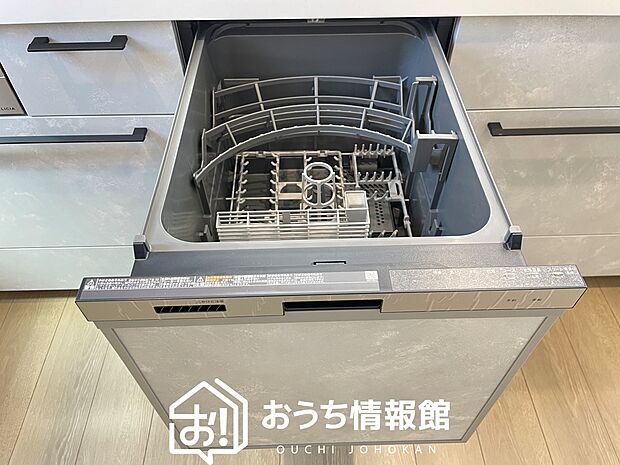 【食器洗い乾燥機】食後の時間にゆとりを与えてくれる食器洗い乾燥機。
操作ボタンも上面にあるので、腰をかがめずに操作ができラクラクです。
