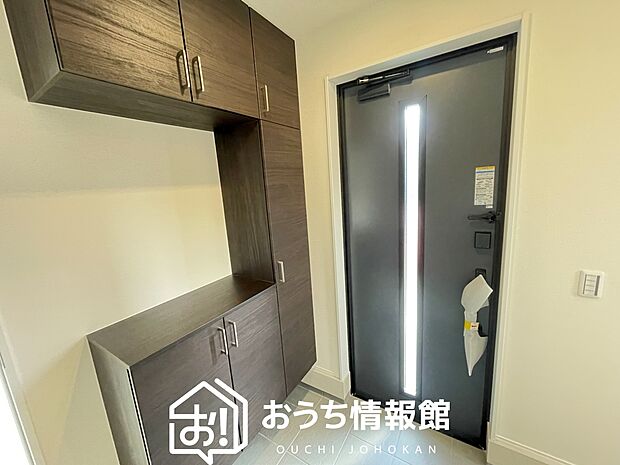 【現地写真(玄関)】玄関には、大型のシューズ収納を設置しています。