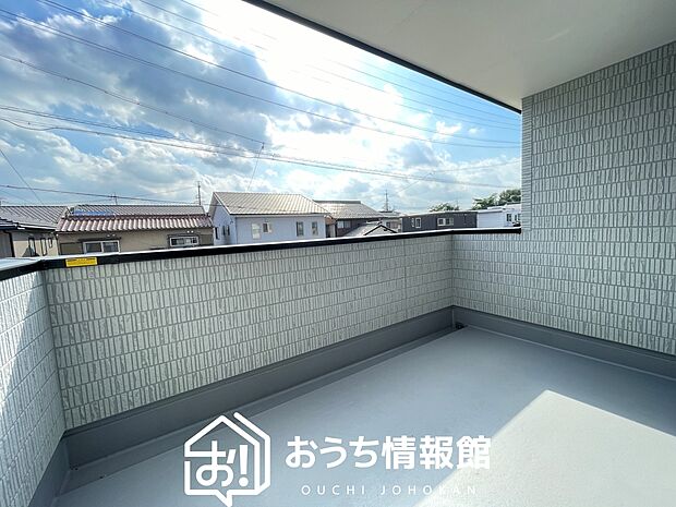 【バルコニー】奥行きが広く、洗濯物をゆったりと干せる十分な広さで、家族の洗濯も捗ります。