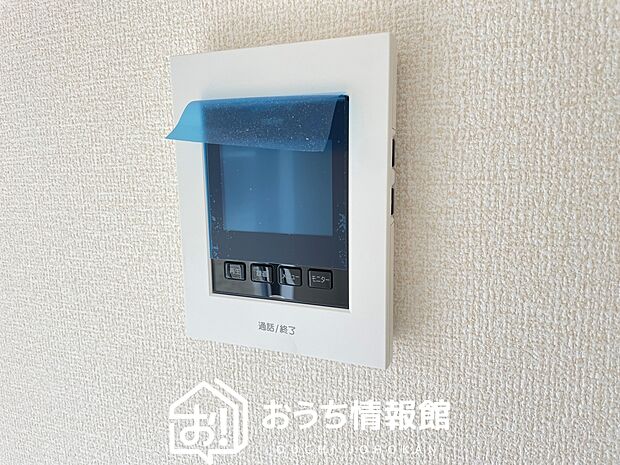 【TVモニター付インターホン】録画機能付きで、自動録画のほか、手動録画もできます。
受話、呼出音量の調整、明るさ調整が可能です。また、来訪者をズーム機能でズームアップして確認できます。