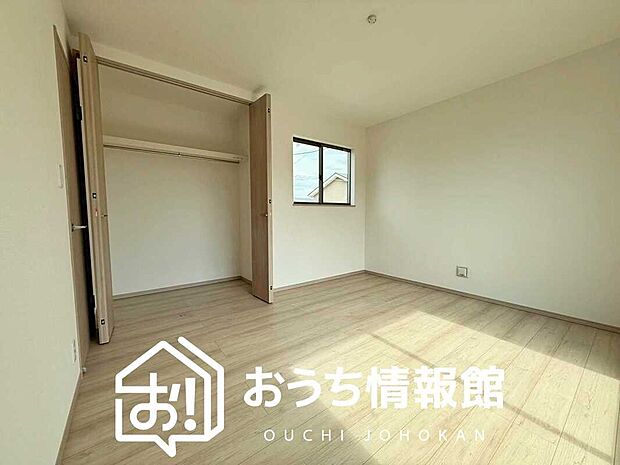 【現地写真（寝室）】木目の美しさを際立たせるシンプルデザインの建具を使用しています。
