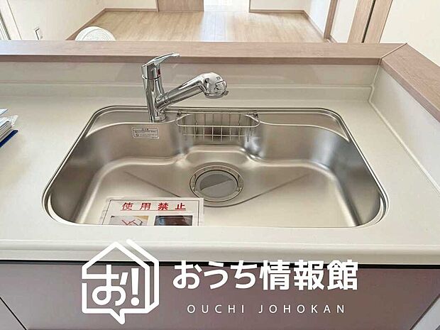 【浄水器内臓ハンドシャワー付シンク】広々とした凸型シンクに洗剤ポケットを標準装備。すっきり収納できます。
また、蛇口の先端に浄水器を内蔵しているため場所をとりません。
